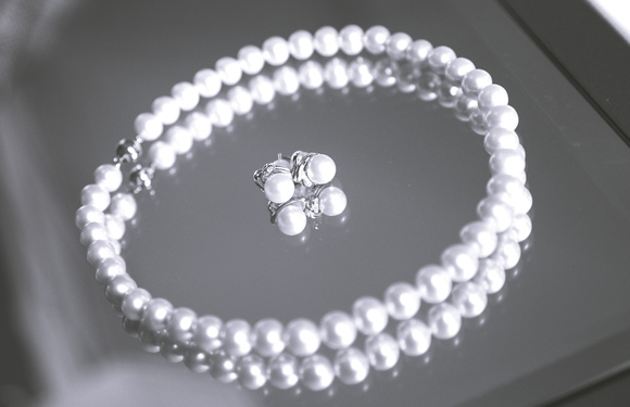 Wedding photography, a set of pearl earrings and necklace.  