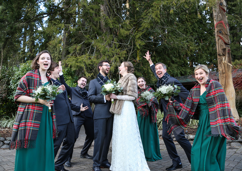 Wedding photography, the wedding party celebrates wildly with the bride and groom. They wear green dresses with plaid wraps. 