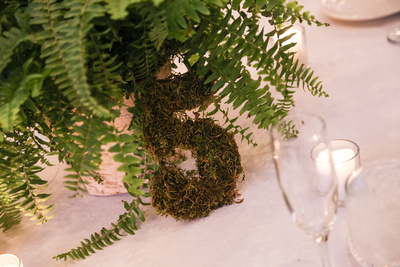 Wedding photography, a moss number 5 on a wedding table. 